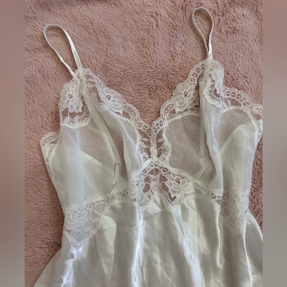 ✮⋆˙Victorias Secret white slip - Picture 2 of 3